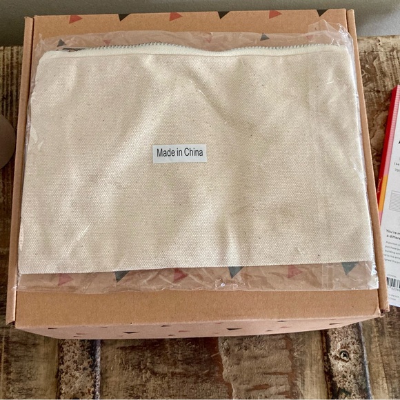 Gift Box with Cup, Makeup Bag, & Notebook - New - Milky Chic - Picture 11 of 15